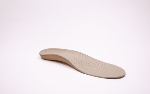 Sarokrészen lyukasztott szendvics szerkezetű talpbetét